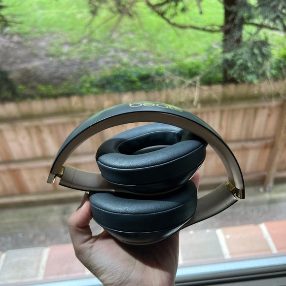 Beats Studio 3 Headphones in Black and Cream/Tan color - Picture 6 of 7